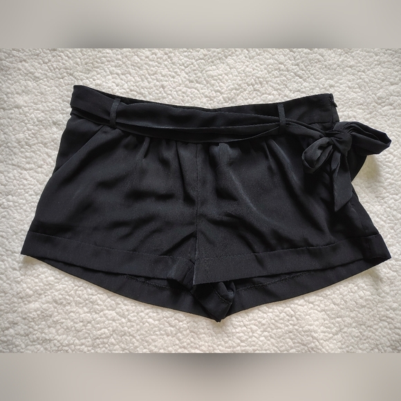 Express Pants - Express Women's Size 10 Black Pleated Dressy Shorts With Tie Belt